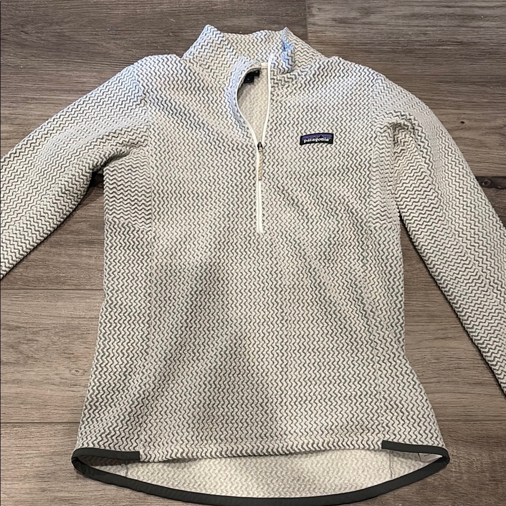 Patagonia gray/cream R1 quarter zip, women’s M